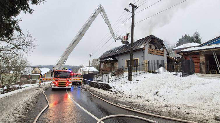 U požáru domu ve Hvozdné zasahuje pět jednotek hasičů. Vystrašení psi pokousali hasiče i majitele