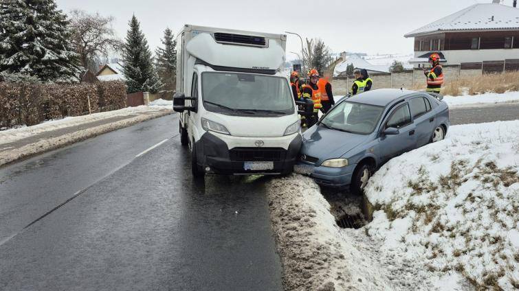 Na hlavním tahu v Rackové se srazila dodávka s osobákem. Zranili se dva lidé