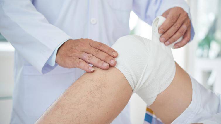 Perný víkend v KNTB: Kvůli ledovce ošetřili každý den na traumatologii přes 100 pacientů