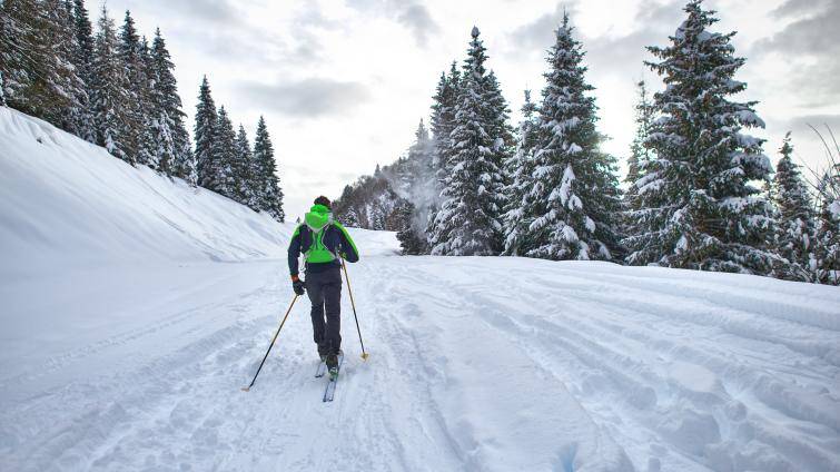Láká vás skitouring v Beskydech a Bílých Karpatech? S výběrem tras pomůže nový průvodce