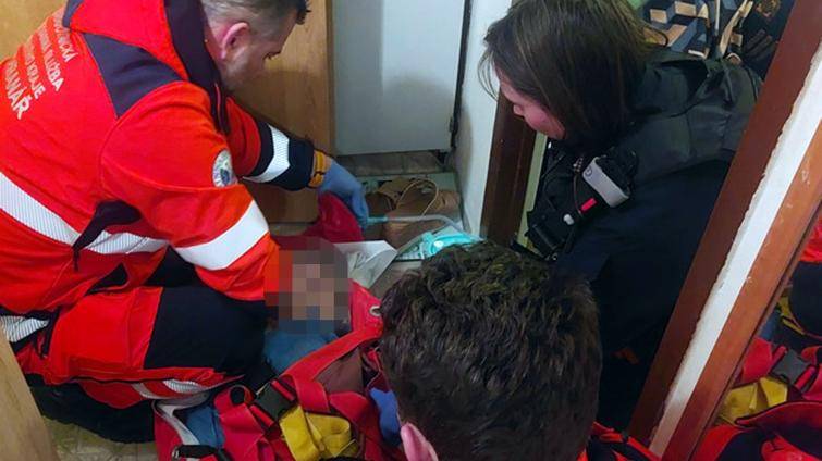 Seniorka ve Zlíně upadla v koupelně a nemohla vstát. Její volání o pomoc uslyšel soused