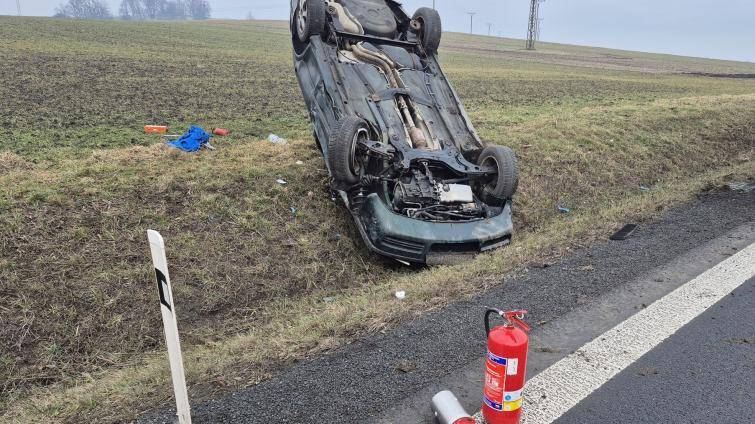 Osobní vozidlo skončilo po srážce s dodávkou v příkopu na střeše