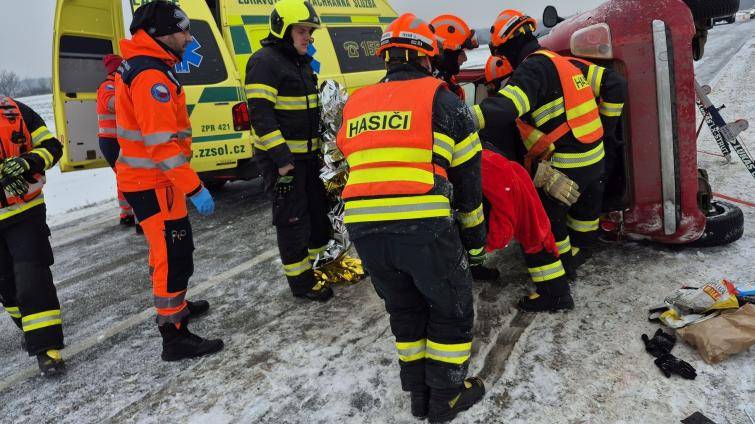 Náročný zásah hasičů v Kroměříži: Z převráceného vozidla museli řidiče vyprostit zadními dveřmi