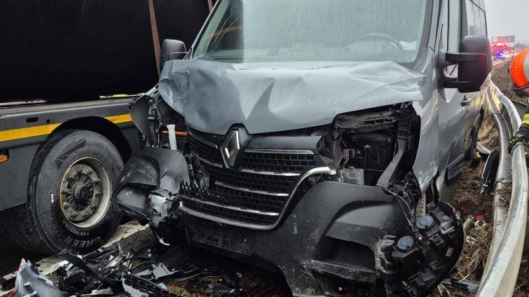 Srážka dodávky s kamionem zkomplikovala provoz na dálnici D1 u Bezměrova