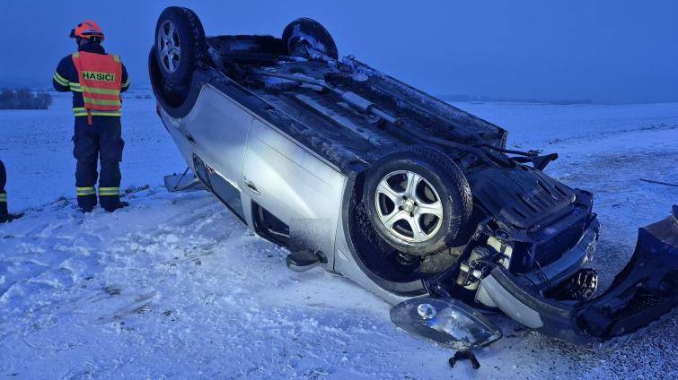 U Zlobic blokovalo silnici převrácené auto. Řidič skončil v péči záchranářů
