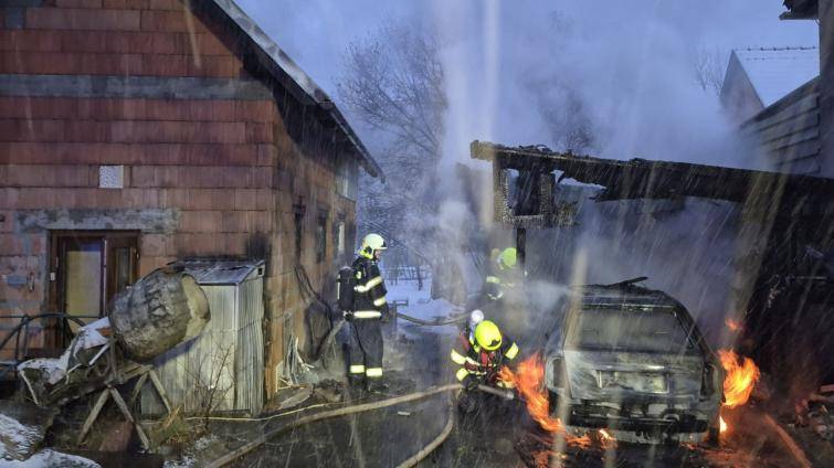 Ranní požár v Zašové napáchal škodu za více než milion korun. Zničena je kůlna s přístřeškem i zaparkované auto