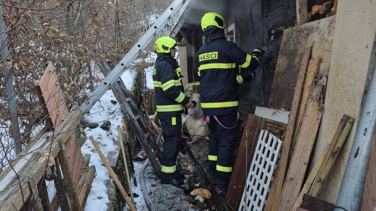 Požár dřevěné chaty v Lužné způsobil škodu za půl milionu korun 