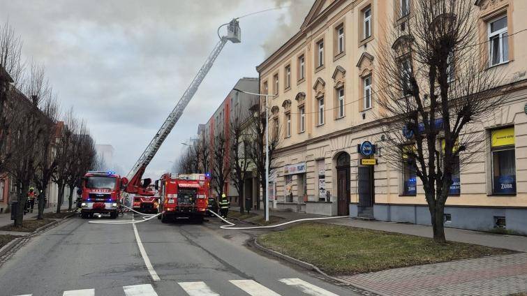 Hasiči bojují s požárem bytového domu v Holešově. Evakuováno bylo asi deset lidí