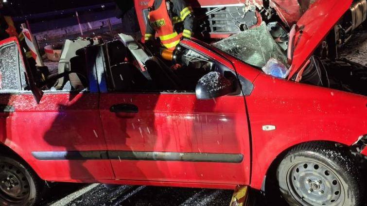 Smrtelná nehoda na dálnici D55 u Napajedel: Srážku s nákladním vozidlem nepřežila mladá žena