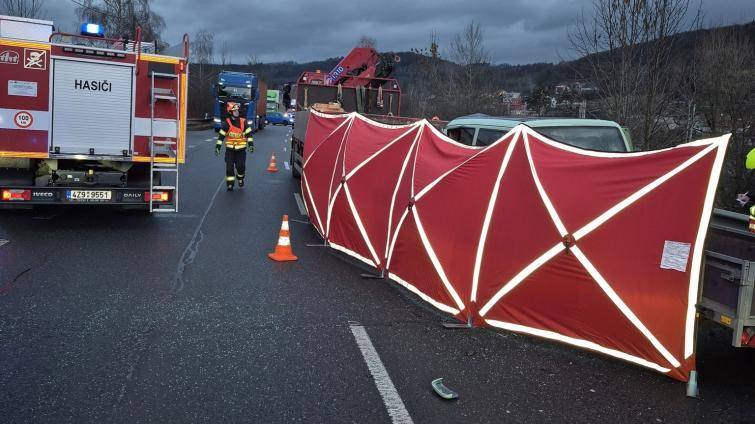 Tragická nehoda na silnici I/57 u Vsetína: Řidič dodávky na místě zemřel