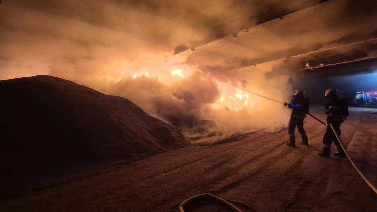 Požár biomasy v Huštěnovicích zaměstnal devět jednotek hasičů. Plameny byly vidět už z dálky