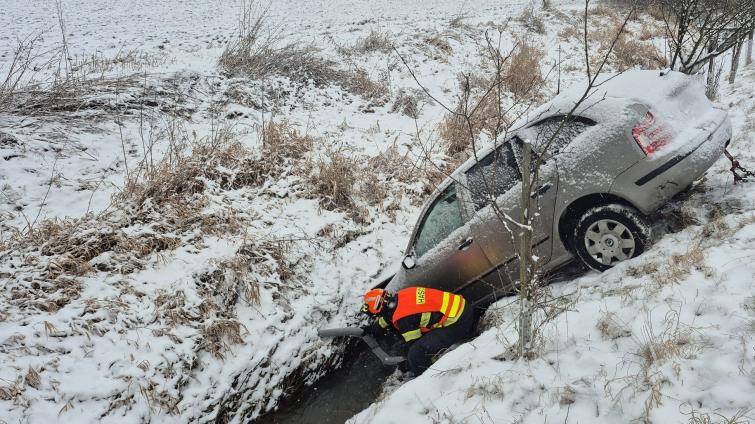 Sníh ochromil silnice, hasiči v pondělí vyjížděli k devíti nehodám
