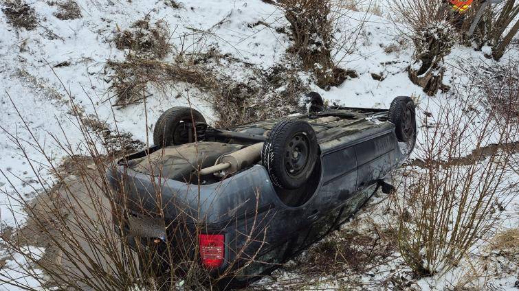 Řidička se dvěma dětmi sjela do koryta potoka. Auto zůstalo zaklíněné koly vzhůru