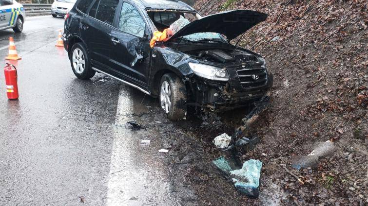 Dramatický kotrmelec u Liptálu: Auto se přetočilo přes střechu, silnice zůstala uzavřená