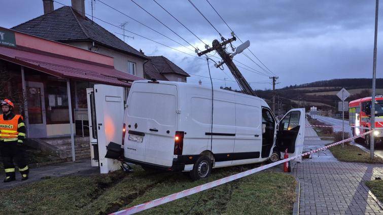 Po srážce s osobním vozidlem dodávka zdemolovala betonový sloup