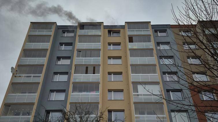 Požár vyhnal obyvatele domu ve Valašském Meziříčí na ulici, kouř bylo vidět už z dálky