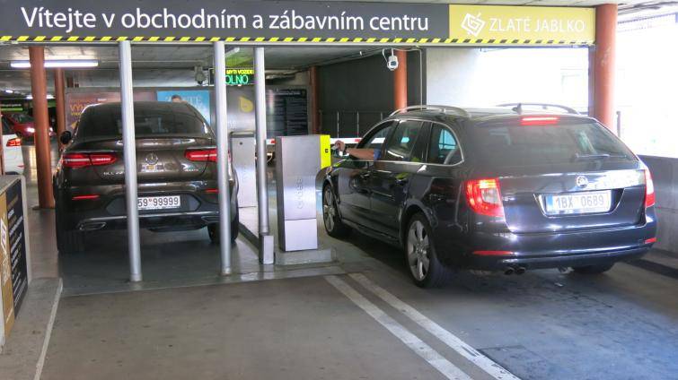 V parkovacím domě na Kvítkové ulici mohou řidiči zaplatit online
