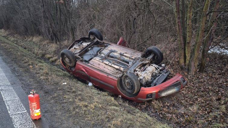 Řidička u Valašského Meziříčí převrátila auto na střechu. Ve voze s ní jelo dítě