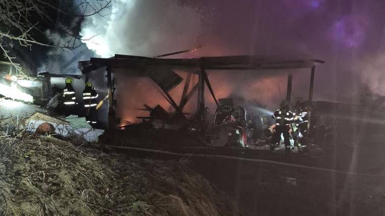 Devět jednotek hasičů bojovalo s požárem hospodářského objektu ve Valašské Polance