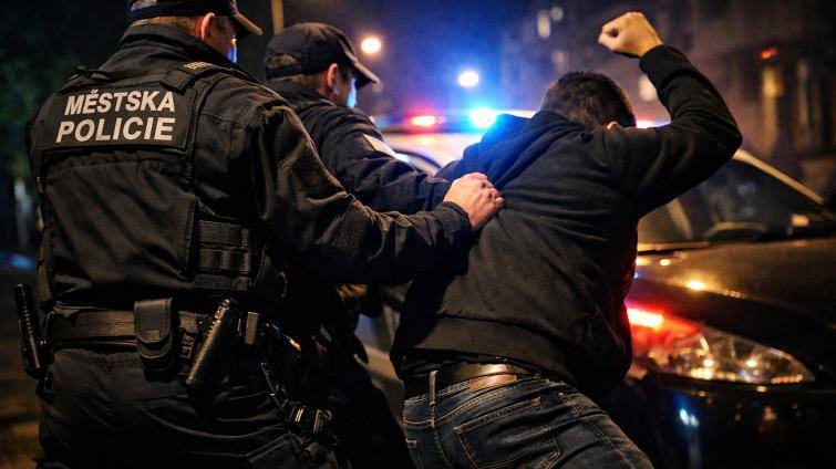 Ve Zlíně na Letné řádil agresivní cizinec: Rušil noční klid a zaútočil i na strážníky