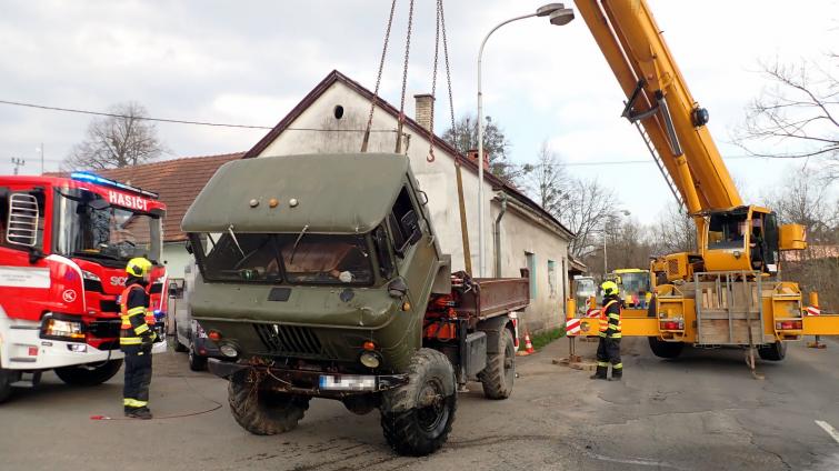 Řidič špatně zabrzdil nákladní automobil, ten skončil v potoce