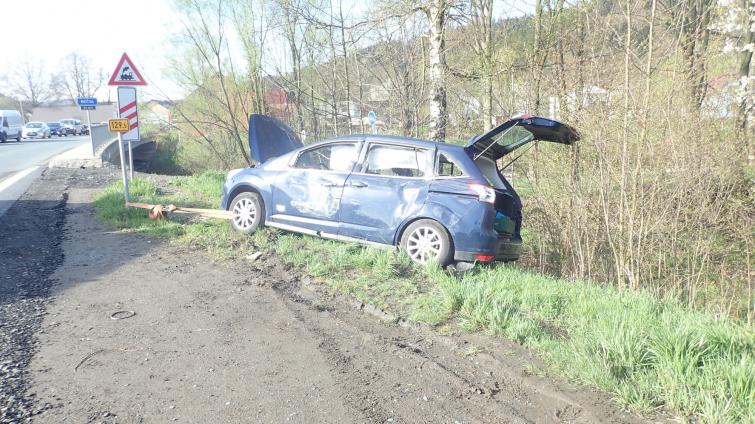 Vážná dopravní nehoda na Vsetínsku. Řidičku musel transportovat vrtulník