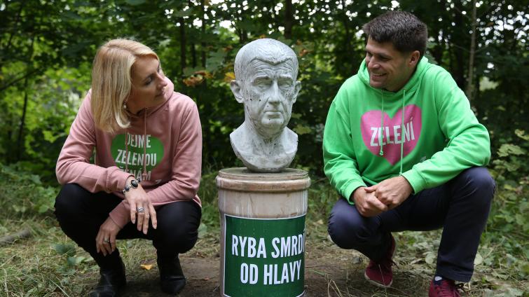 Zelení odhalili u Bečvy sochu s bustou Babiše