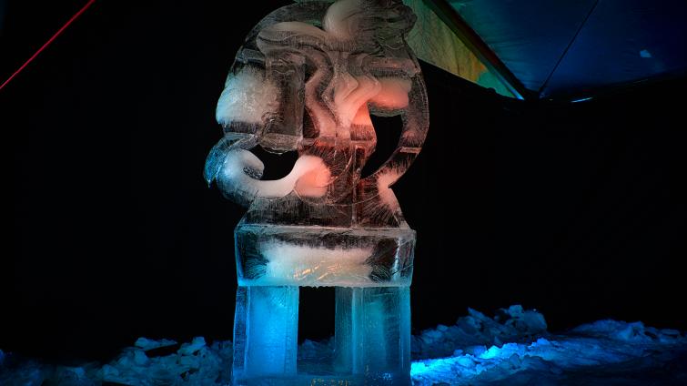 Ledové sochy na Pustevnách jsou letos ve znamení vesmíru. Foto: Otakar Hofr