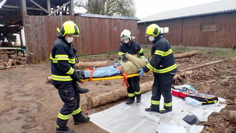 Zavaleného dělníka museli vyprošťovat hasiči