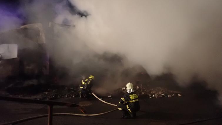 Perný den hasičů. Během úterý zasahovali hned u tří požárů