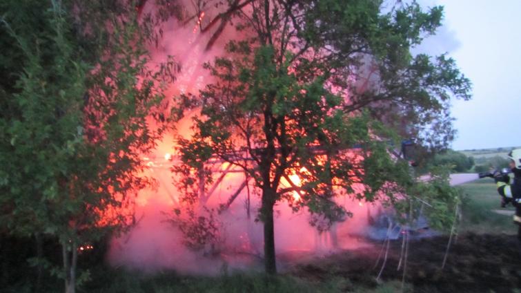 Hašení požáru hasičům zkomplikovalo volání o pomoc