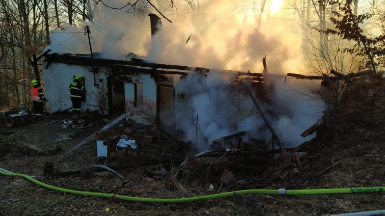 Ve Vizovicích hořela chalupa. Když přijeli hasiči, byla už celá v plamenech
