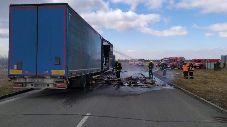 V průmyslové zóně Holešov hořel náklad kartonů na nákladním automobilu