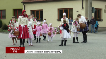 Dívky s létečkem obcházely v Podolí domy