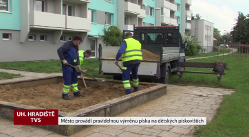 Město provádí pravidelnou výměnu písku na dětských pískovištích