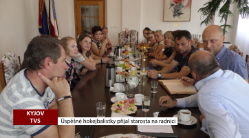 Úspěšné hokejbalistky přijal starosta na radnici