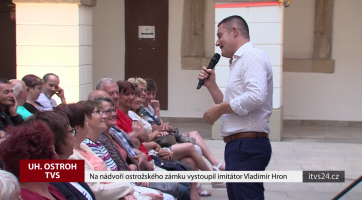 Na nádvoří ostrožského zámku vystoupil imitátor Vladimír Hron