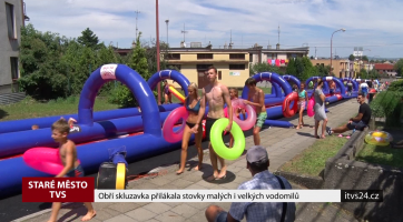 Obří skluzavka přilákala stovky malých i velkých vodomilů