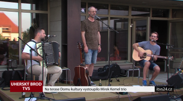Na terase Domu kultury vystoupilo Mirek Kemel trio