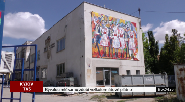 Bývalou mlékárnu zdobí velkoformátové plátno
