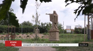 Lesopark zdobí socha