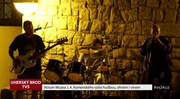 Atrium Muzea J. A. Komenského ožilo hudbou, ohněm i vínem
