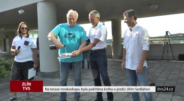 Na terase mrakodrapu byla slavnostně pokřtěna kniha o jezdci Jiřím Sedlářovi