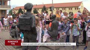 Žákům prvních tříd splní jejich tajné přání socha školáka Boříka