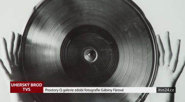 Prostory Q galerie zdobí fotografie Gábiny Fárové