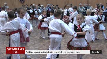 Setkání seniorů tentokrát proběhlo ve sportovní hale 