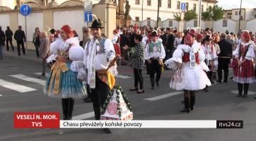 Chasu ve Veselí převážely koňské povozy