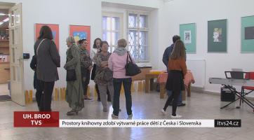 Prostory knihovny zdobí výtvarné práce dětí z Česka i Slovenska