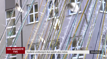Studenti uměleckých škol opletli ulice města