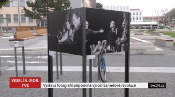 Výstava fotografií připomíná výročí Sametové revoluce